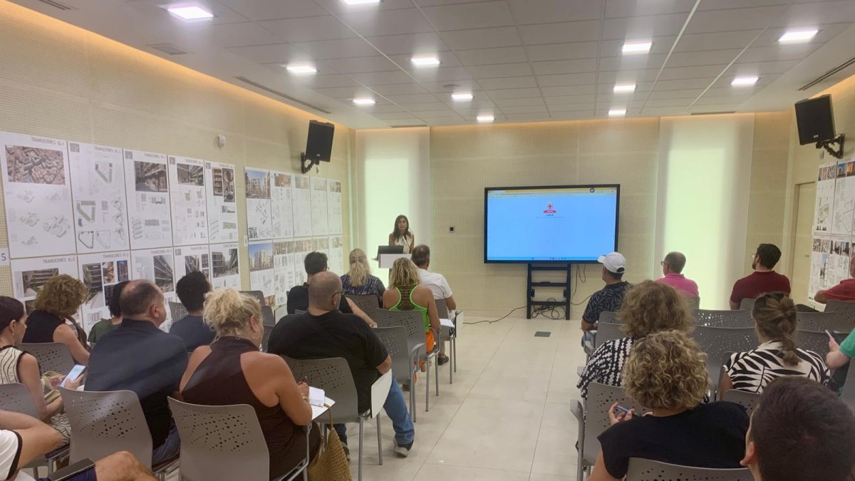 Presentación de la nueva plataforma digital para el mantenimiento de colegios en Almería.