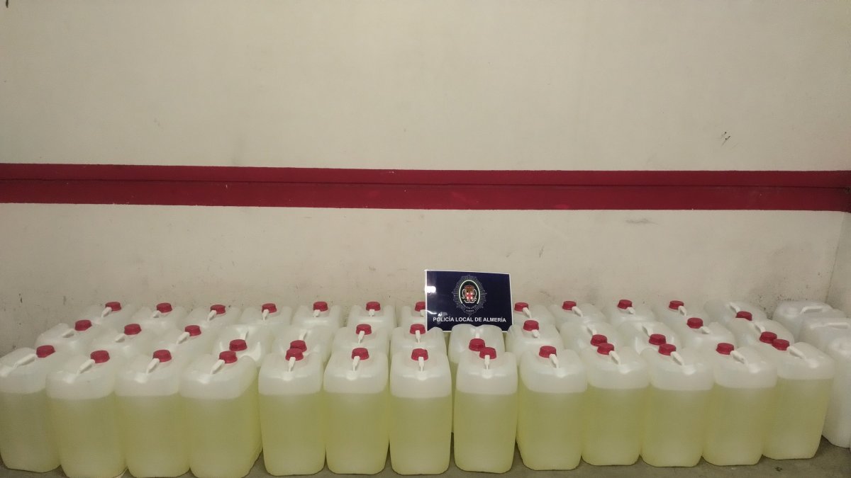 Archivo - Garrafas de gasolina incautadas en Almería.