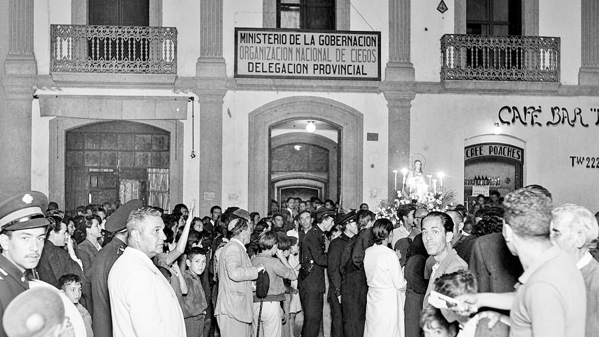 La imagen de Santa Lucía a las puertas de la sede de los ciegos, cuando estaba en el número 27 de la calle Obispo Orberá.