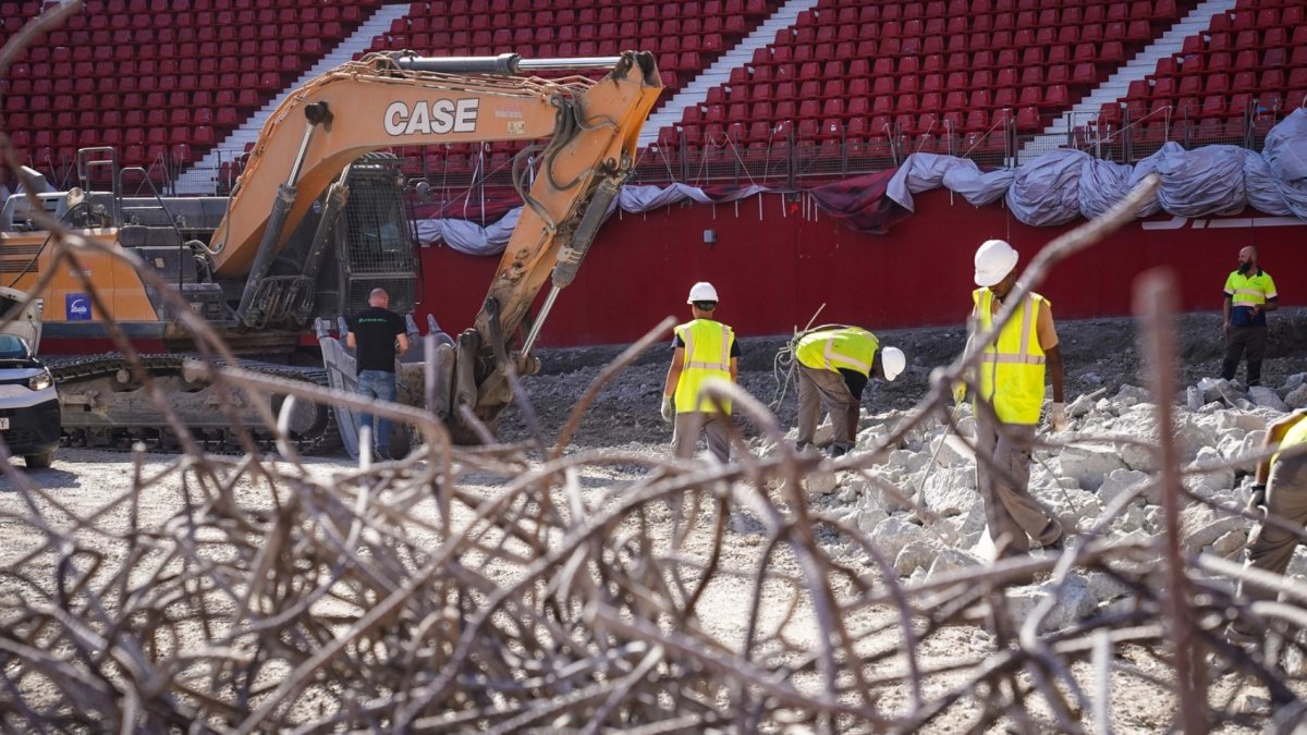 Operarios trabajando en el Estadio Mediterráneo, que ya se va acercando a ser un verdadero campo de fútbol para el Almería.