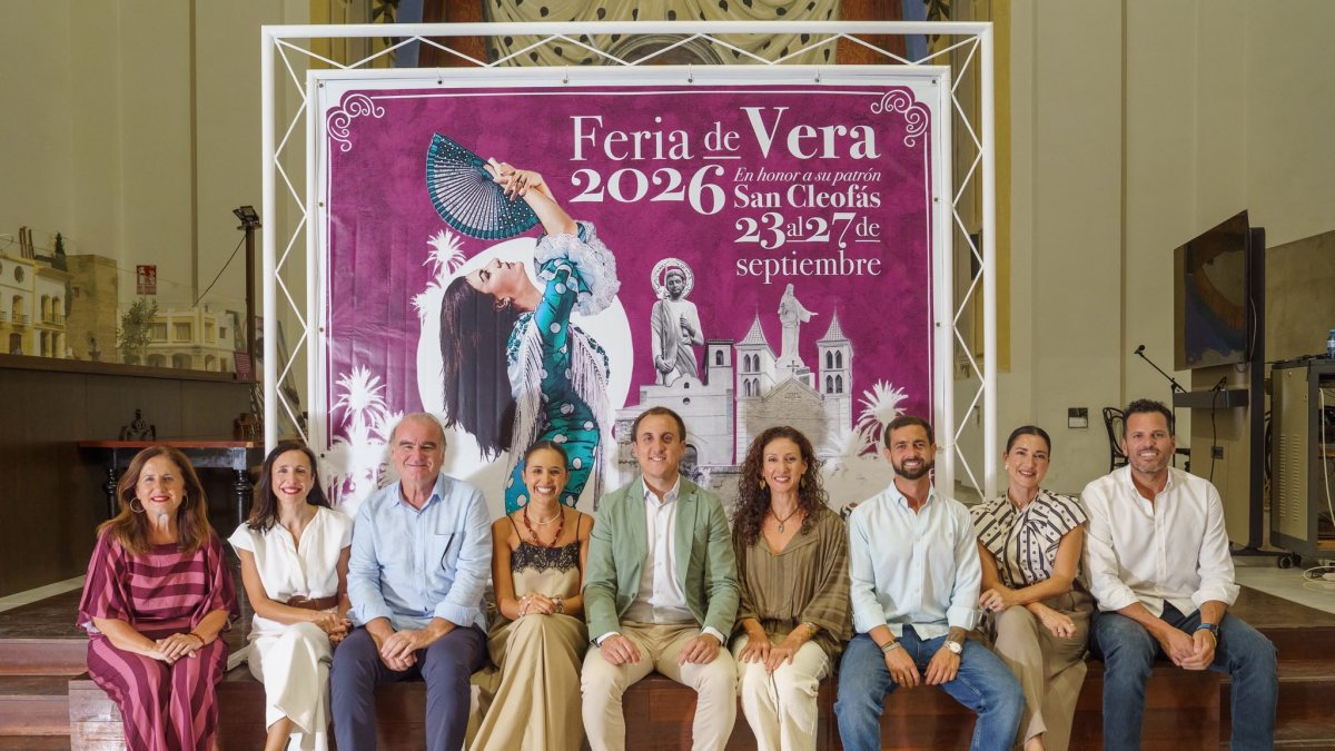 El equipo de gobierno de Vera con el cartel oficial de las Fiestas.