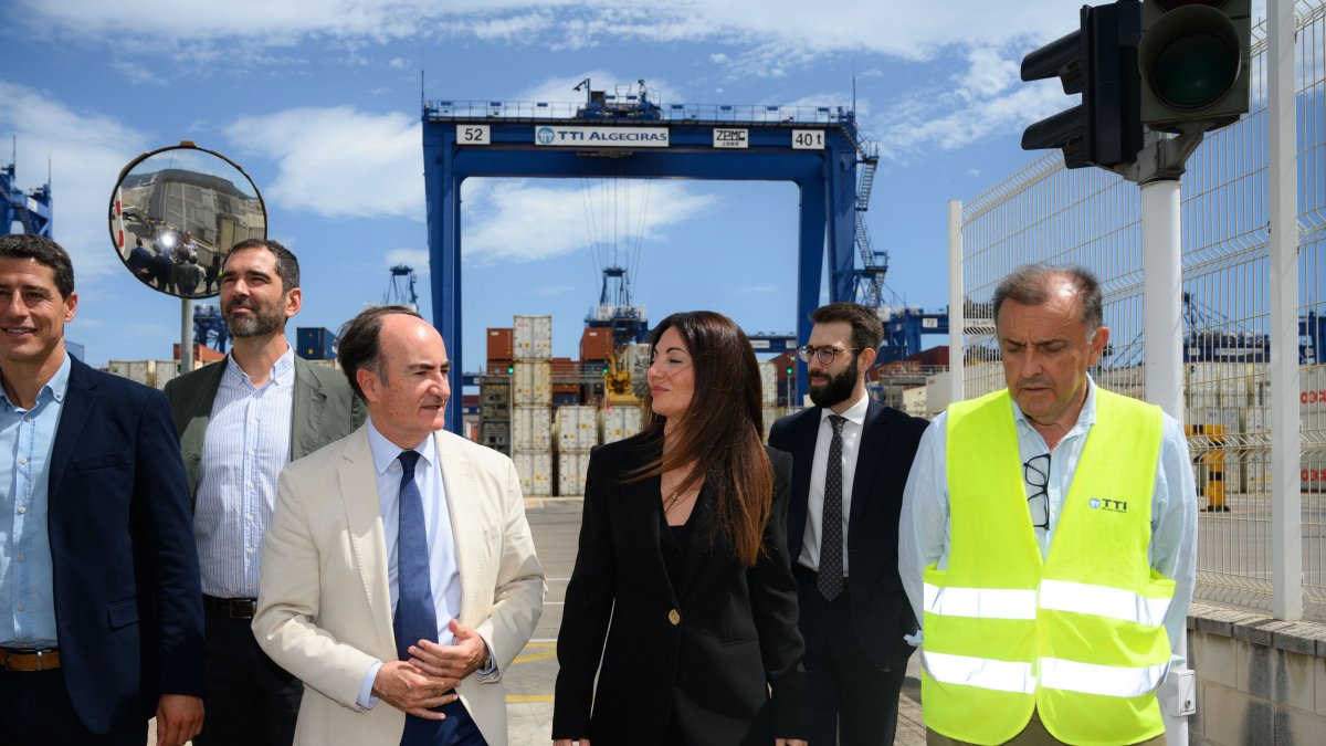 RosarioSoto, presidenta de la Autoridad Portuaria de Almería, durante el encuentro en el Puerto de Algeciras.