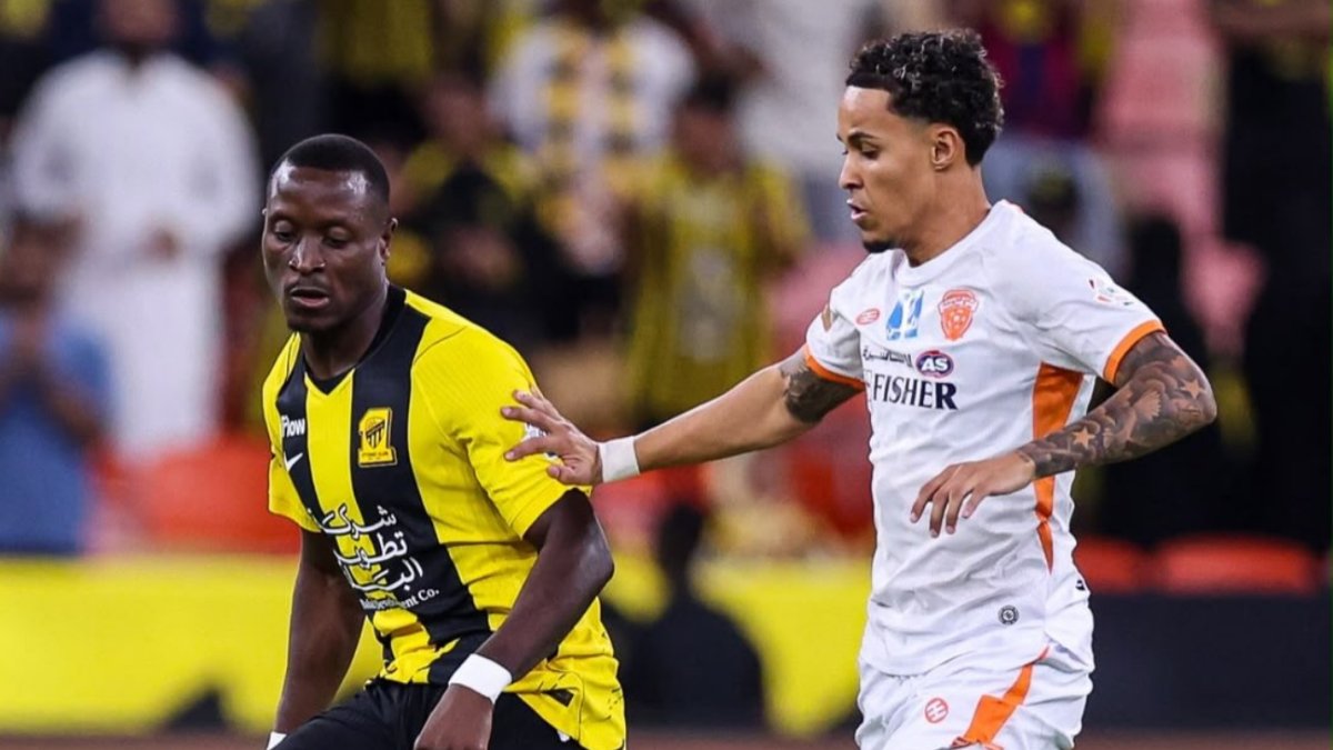 Dion Lopy (Al Ittihad), y Lázaro Vinicius (Al Faya), en el choque que terminó con victoria para los locales por 2-1 en la Saudi Pro League.