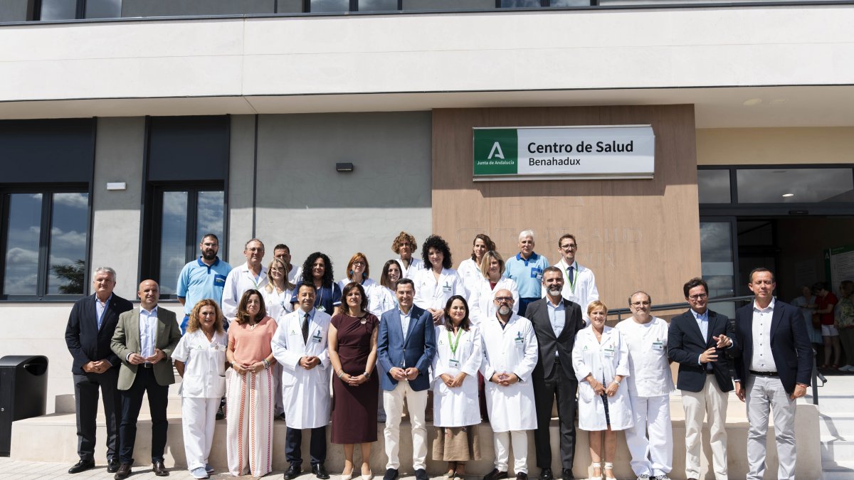 El presidente de la Junta de Andalucía, Juanma Moreno (c), en la foto de familia durante la inauguración del nuevo centro de salud de  Benahadux.
