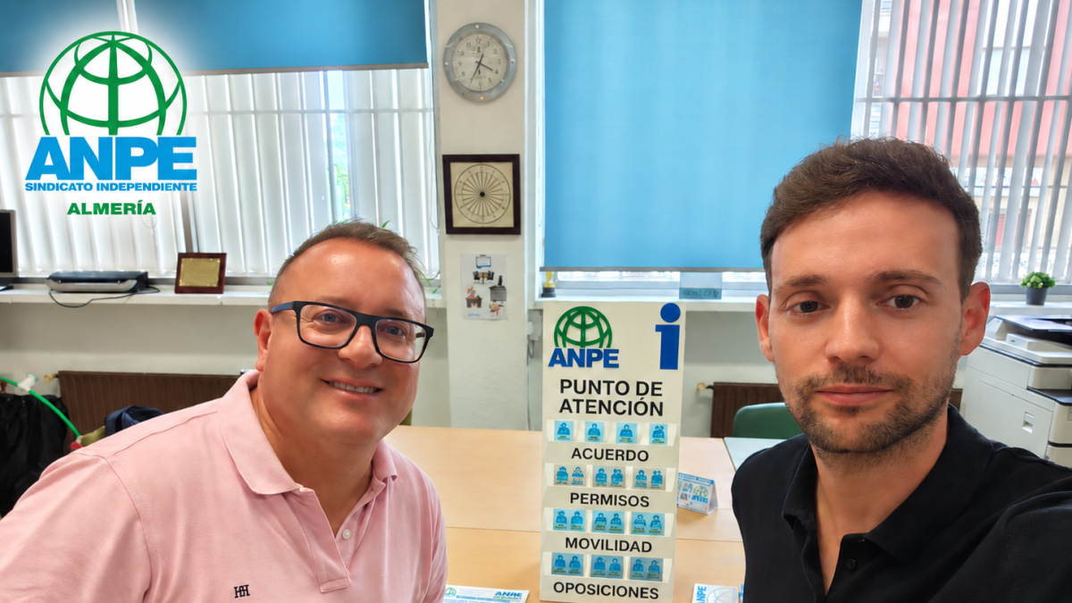 Representantes de ANPE en un centro educativo público de Almería.