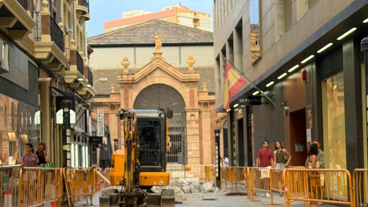 Inicio de las obras en la calle Aguilar de Campoo, la conexión del Paseo de Almería con el Mercado Central.