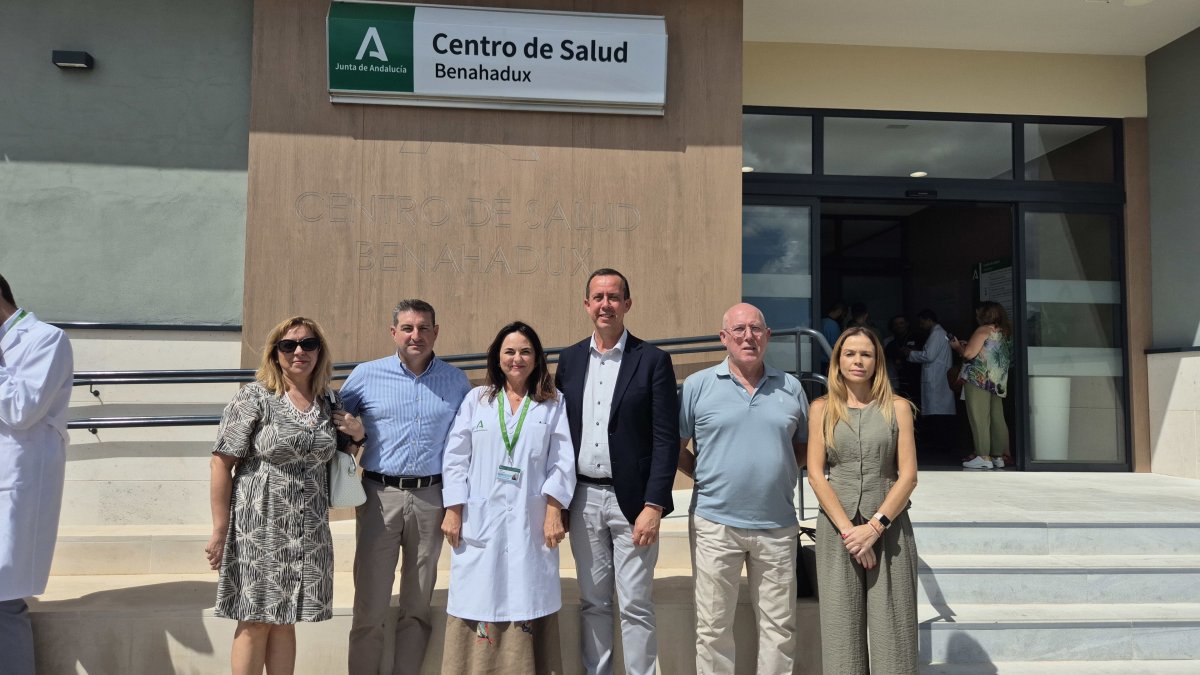 Representantes socialistas durante la inauguración oficial del centro de salud de Benahadux (Almería) junto a su directora.
