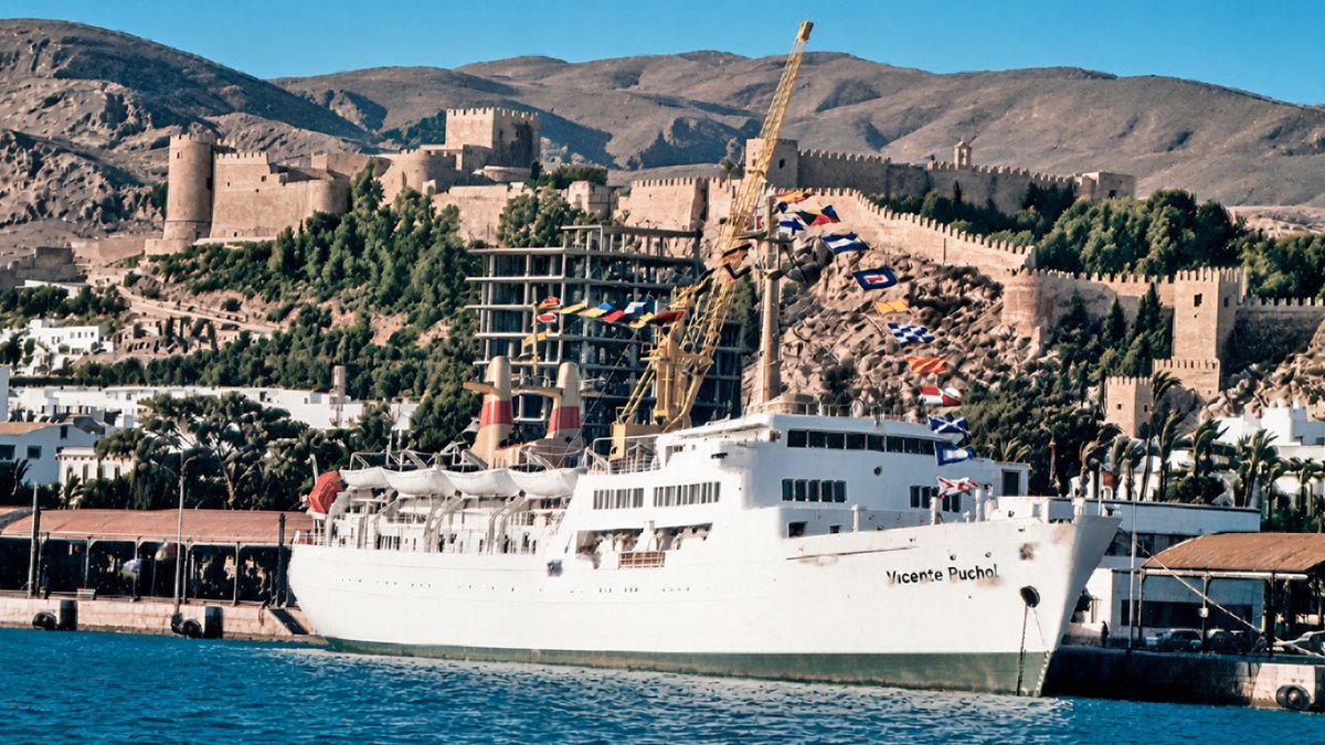 El barco Vicente Puchol en 1969, atracado en el puerto. Cubría el servicio con Melilla.