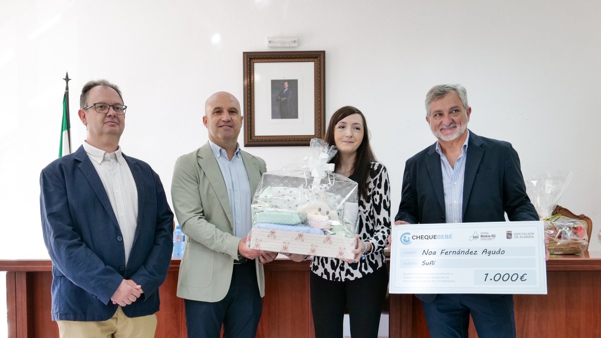 Entrega del cheque bebé en Suflí.