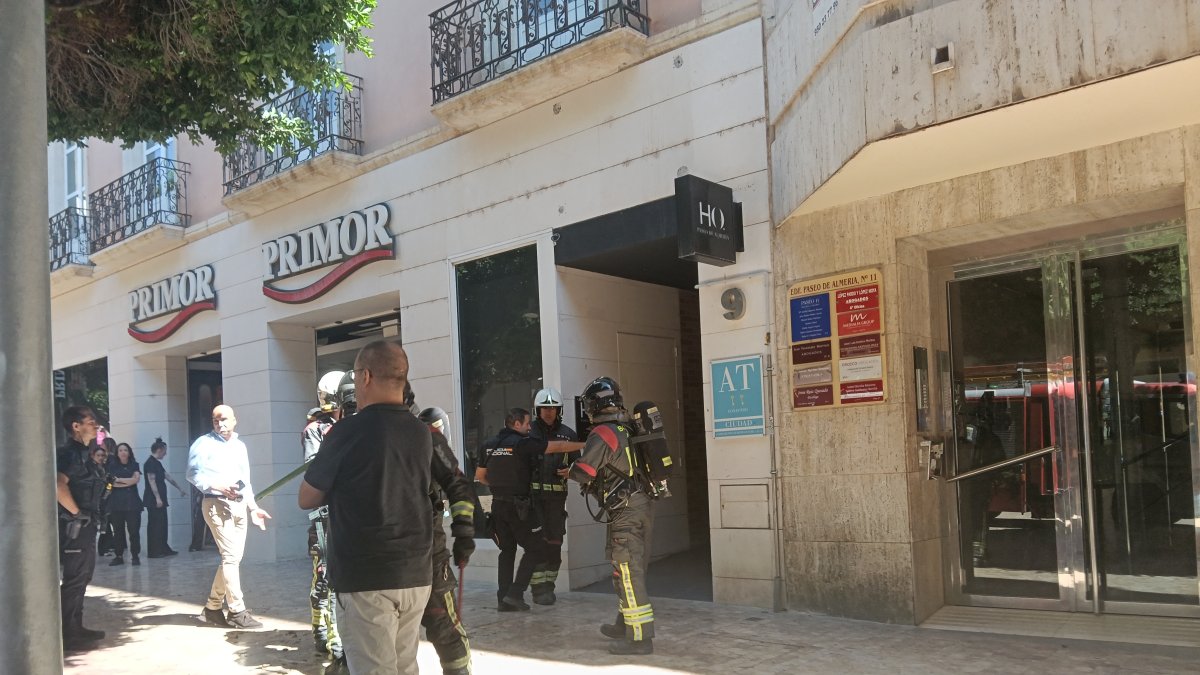 Los Bomberos de Almería, accediendo al portal del edificio en el que se había declarado el incendio.