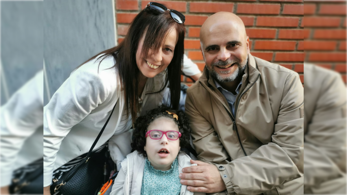 Rosario Ruiz y Juanfra López, con su hija Amaia