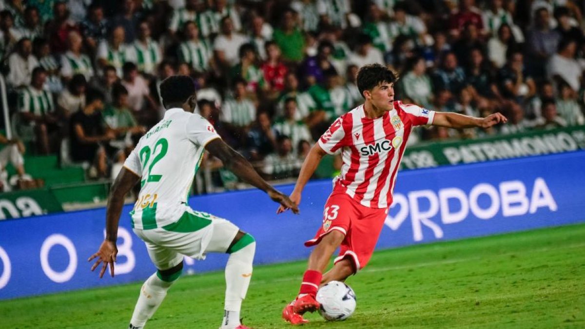 Cuando un futbolista se dedica a jugar hay que protegerlo y no castigarlo.