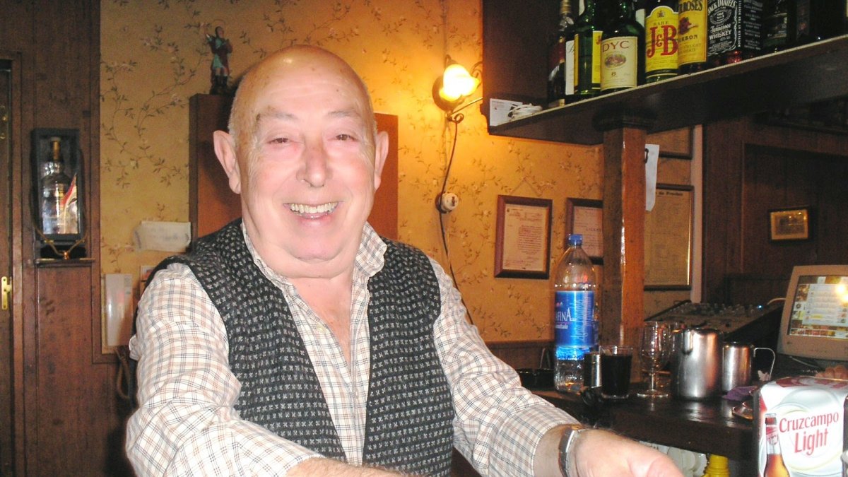 Paco con su eterna sonrisa siempre feliz entre sus clientes