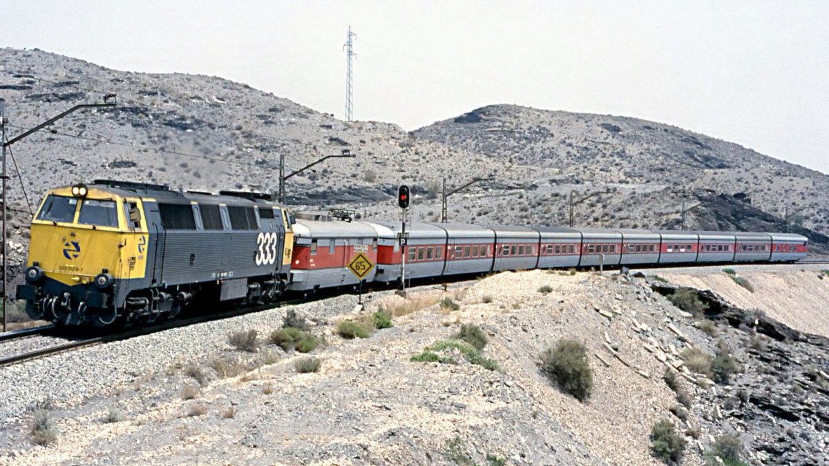 El Talgo III por Doña María-Ocaña con la potente locomotora diésel 333 'Rambo' al frente, en el año 1993.