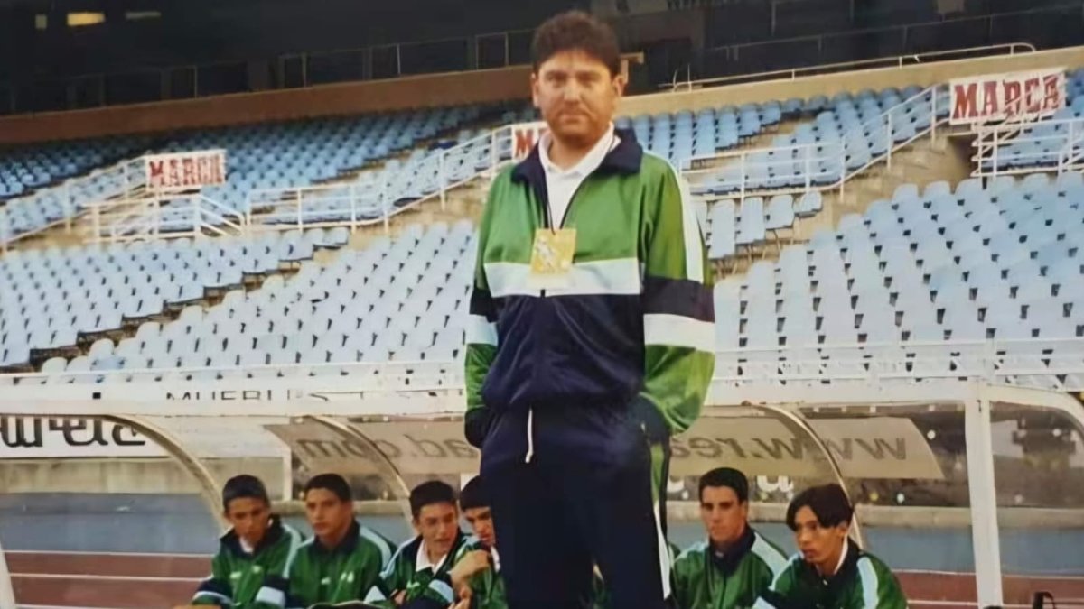 Manolo Soler con el chándal del CD Oriente y sus jugadores en Anoeta, en San Sebastián.