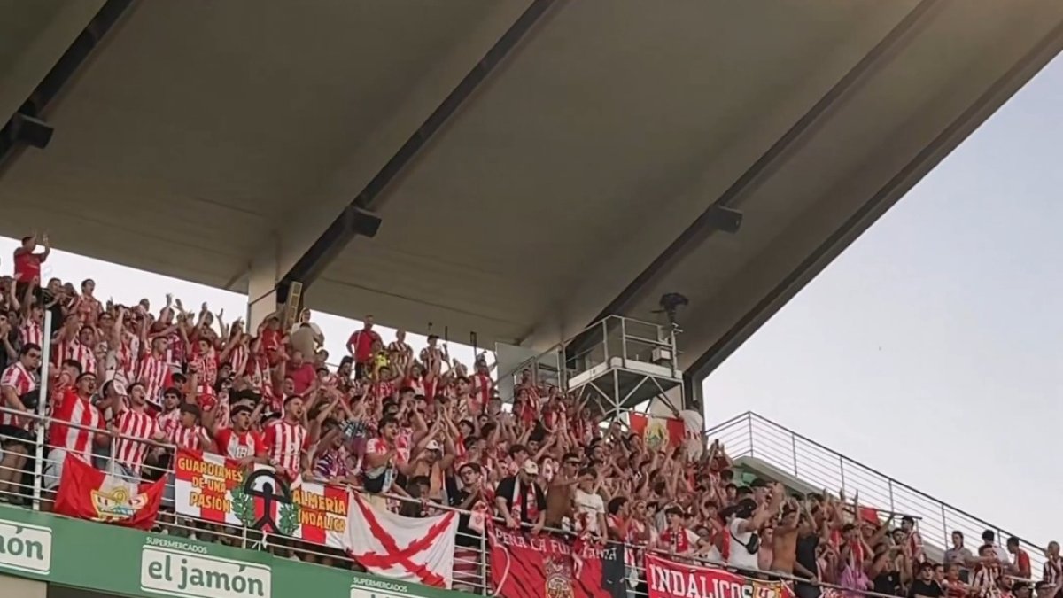 Los seguidores del Almería celebrando la victoria de su equipo en El Arcángel.