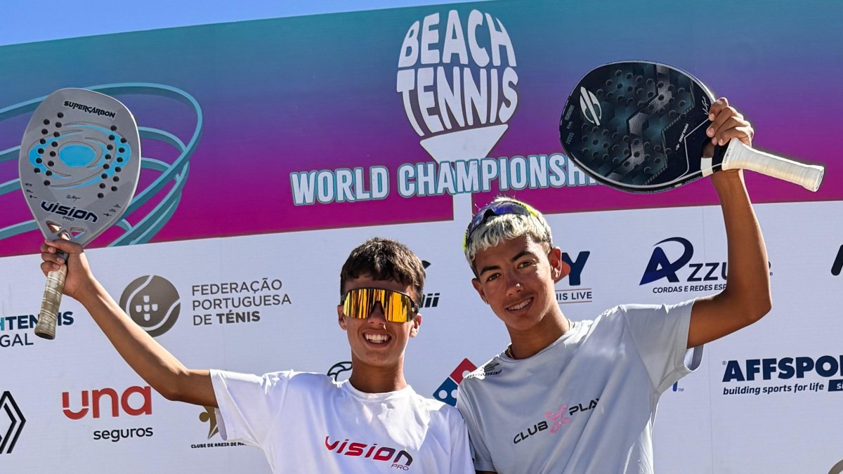 Liberto Amate (derecha), campeón del mundo de tenis playa Sub-14, con Néstor Santana, del Club Approba de Beach Tennis de Canarias.