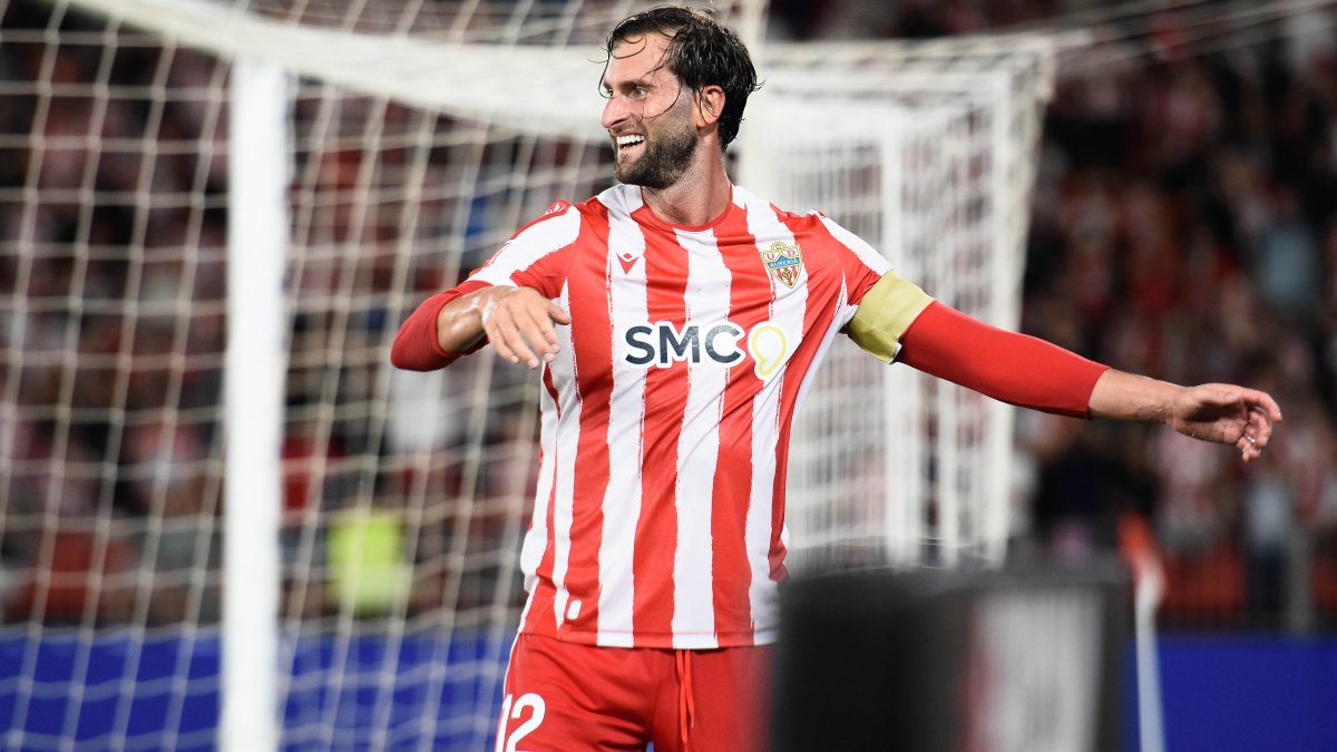 Leo Baptistao celebra su gol al Cádiz en la portería del fondo sur.