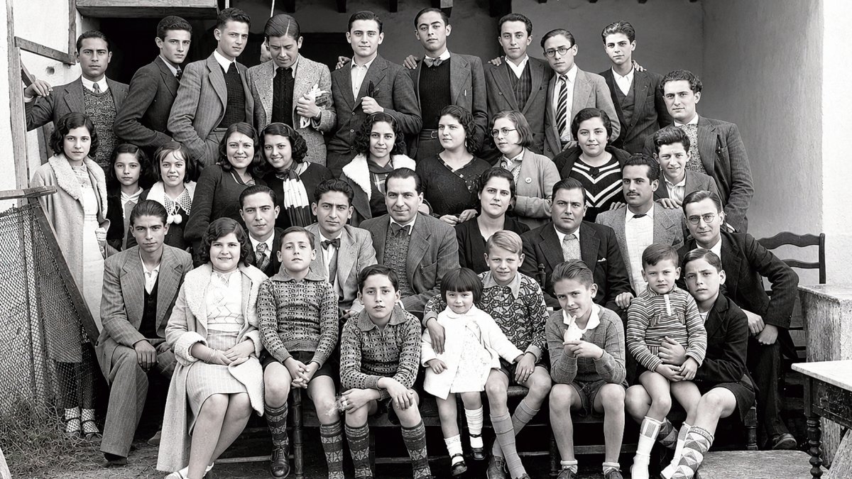 Don Ramón, en el centro la fotografía, con un grupo de alumnos y alumnas de su academia. Enero de 1934.