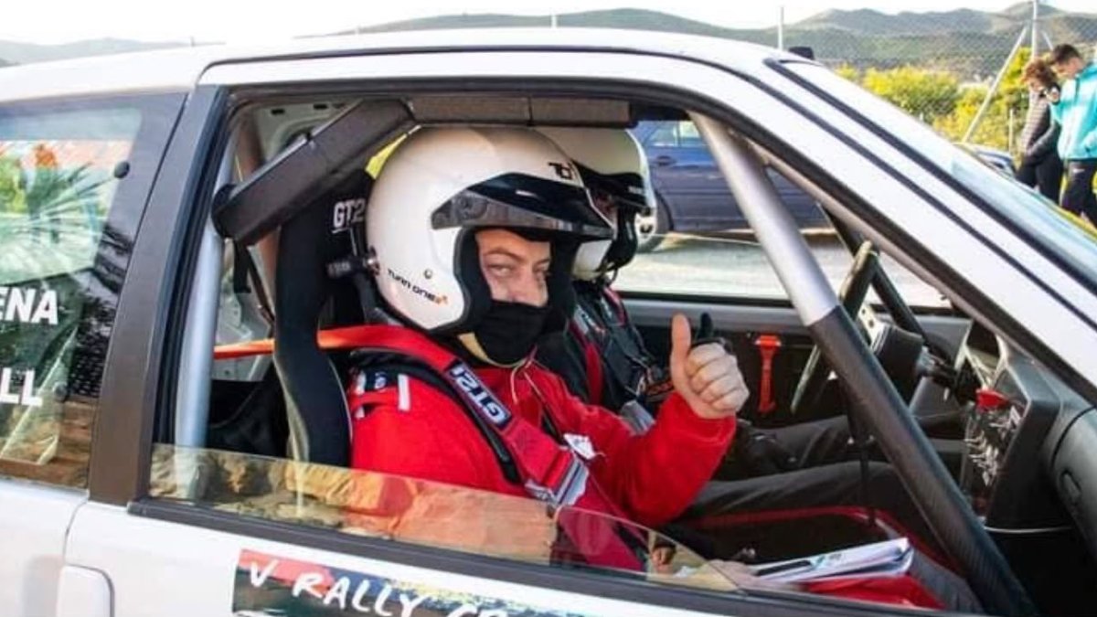 Antonio Jesús Rull Archilla saluda antes de empezar una prueba automovilística.