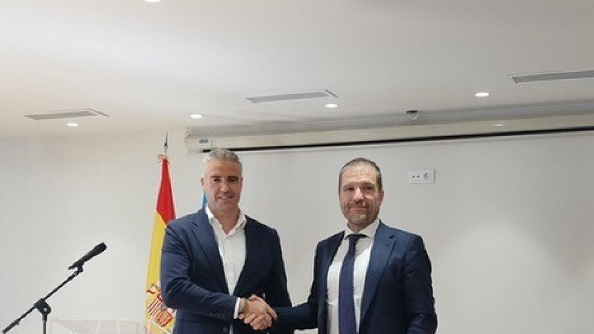 El alcalde de Viator, Manuel Jesús Flores, y el presidente e EM&M, Javier Escribano.