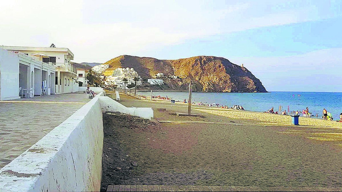 El residencial se edificará en primera línea frente a la playa de El Lancón.