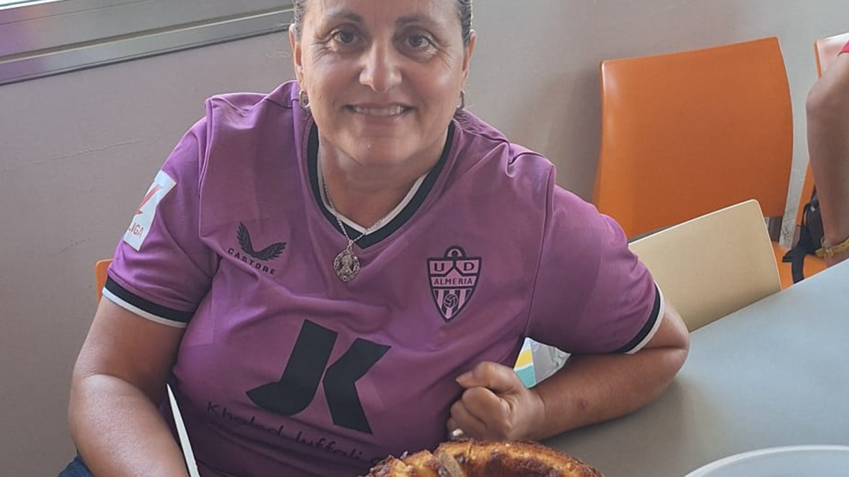 Susana Fernández preparada para endulzar el viaje de los peñistas a Córdoba.