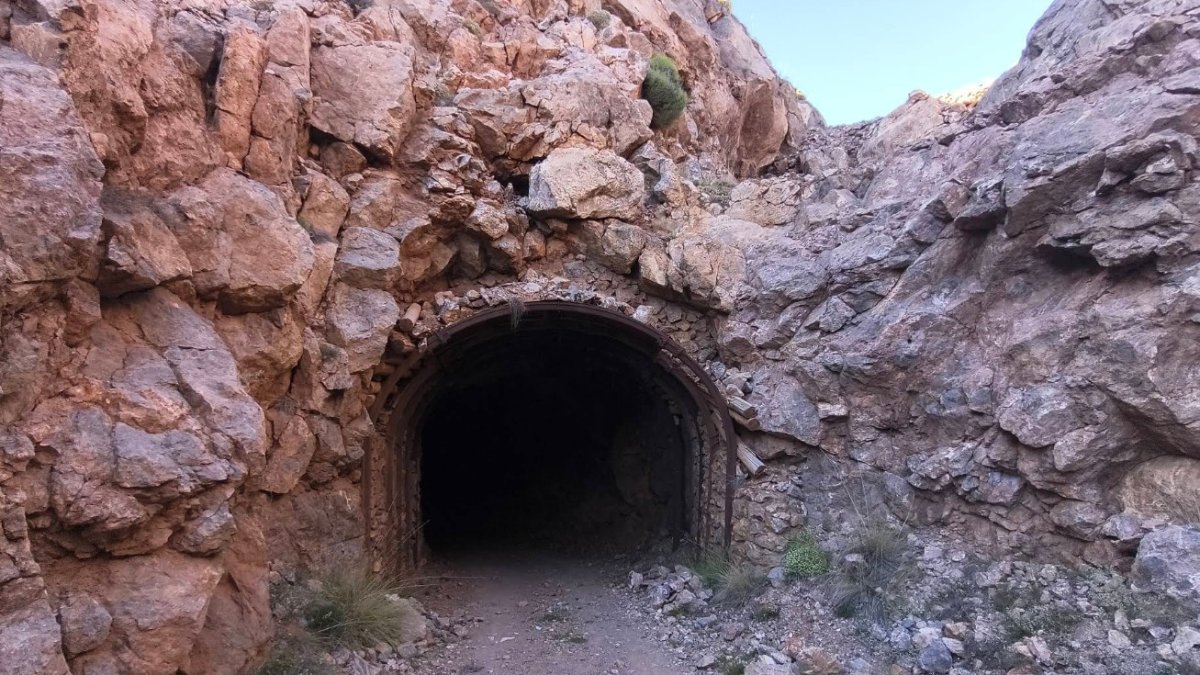 Entrada a una explotación minera de la Sierra de Gádor.