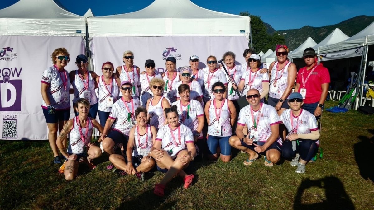 Equipo participante del Dragón Boat junto a Laly Hernández