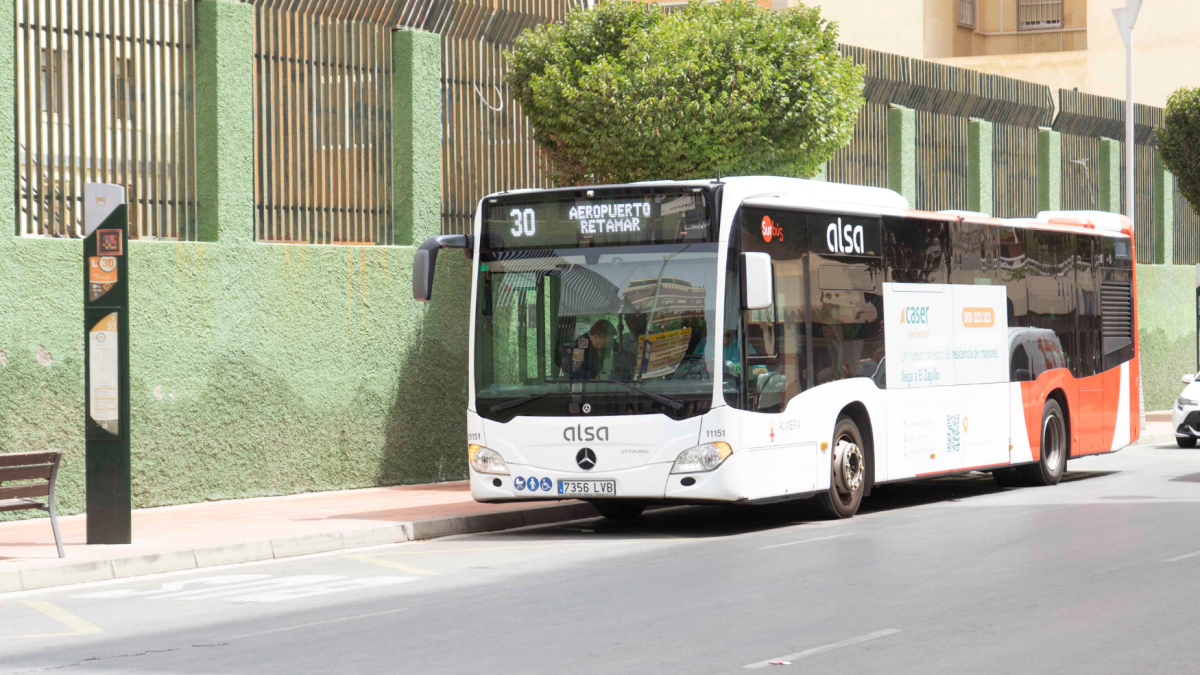 Almería cuenta con 16 líneas regulares.