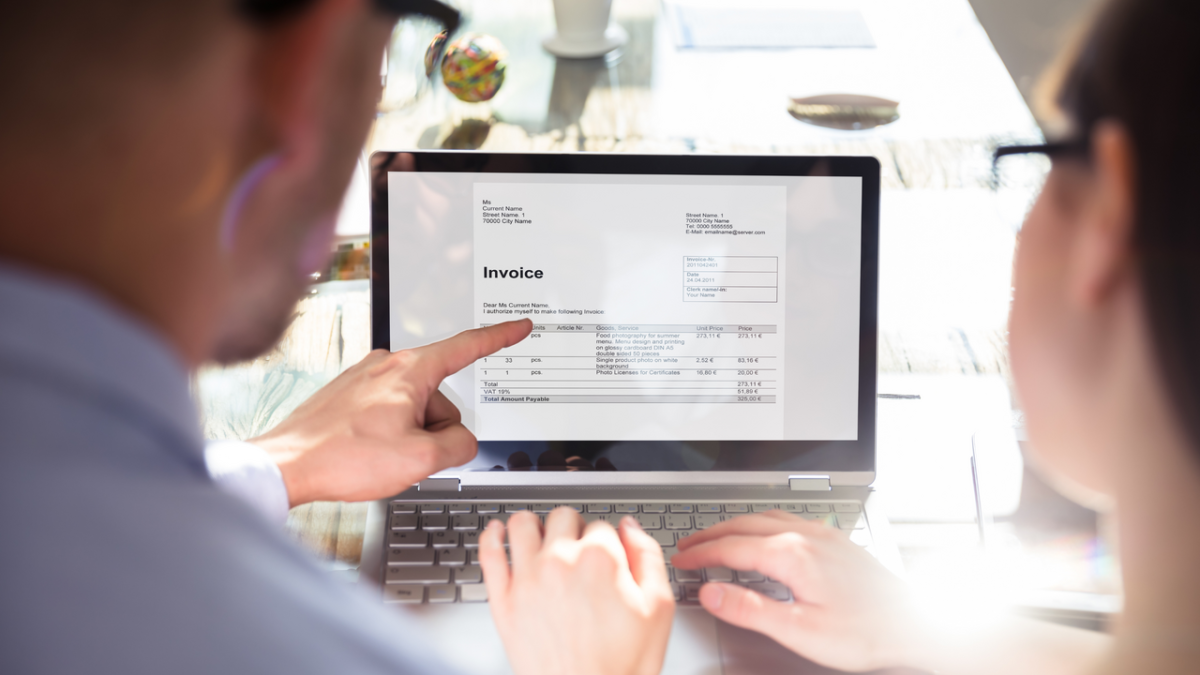 El software deberá emitir en formato estructurado, conectarse con la solución pública o una plataforma privada y permitir gestionar los diferentes estados de cada factura.