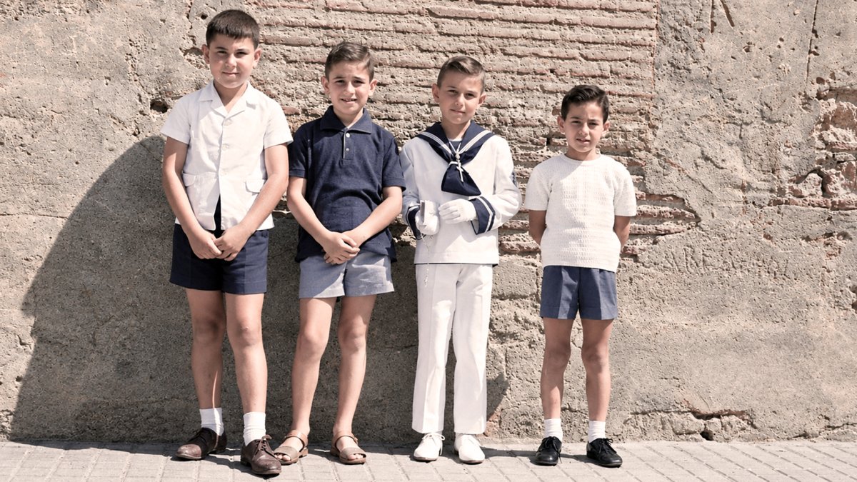 En los años 60 se pusieron de moda los zapatos Gorila, que lucían hasta en las primeras comuniones. En la foto, cuatro niños delante de la fachada de la iglesia de San Sebastián.