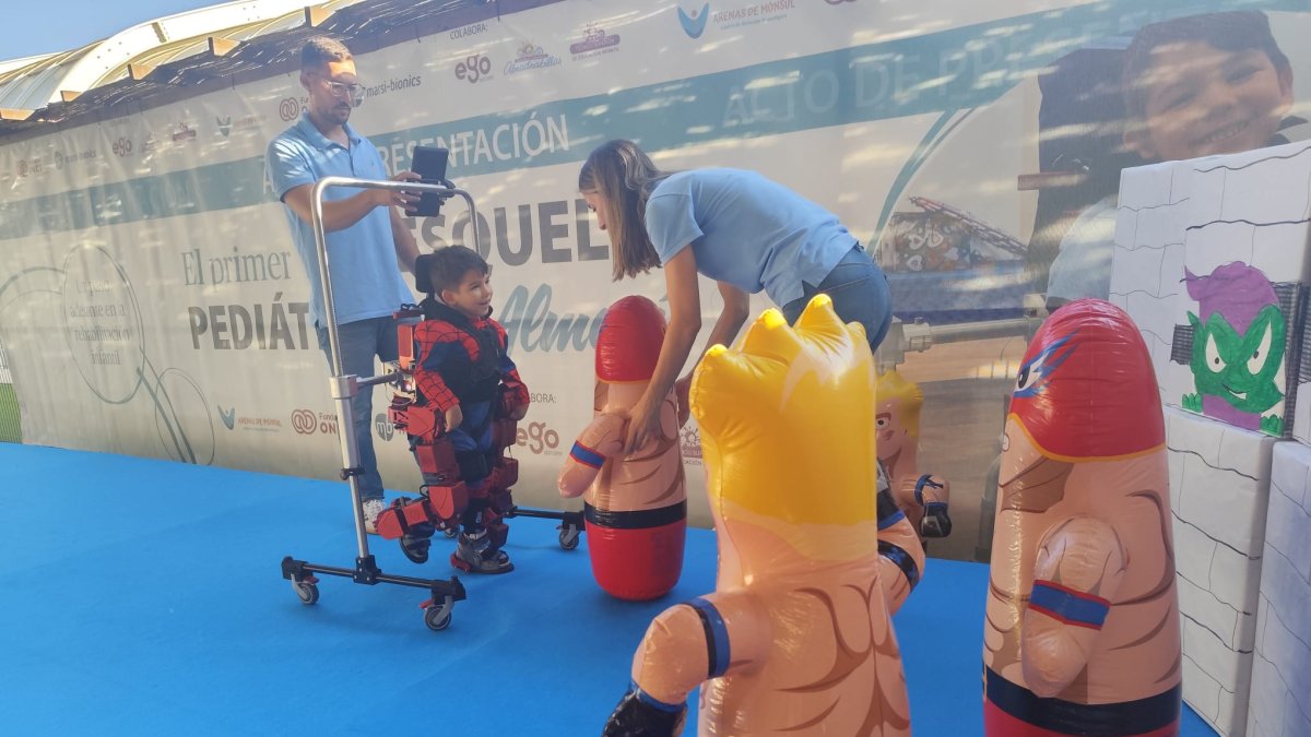 Diego, vestido de Spiderman, combate a los “malos” mientras avanza con el exoesqueleto por el escenario.