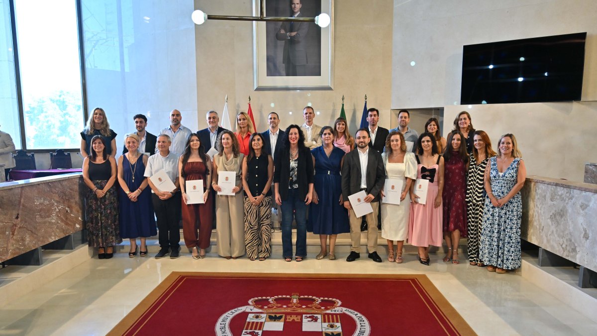 Foto de familia tras la toma de posesión de los 16 nuevos funcionarios.