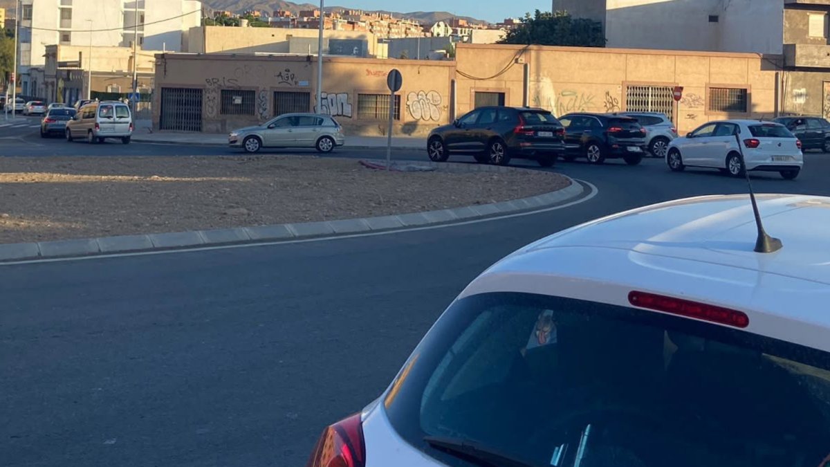 Colas en la rotonda de La Goleta por la escasa duración del semáforo que da salida a la Autovía del Aeropuerto.