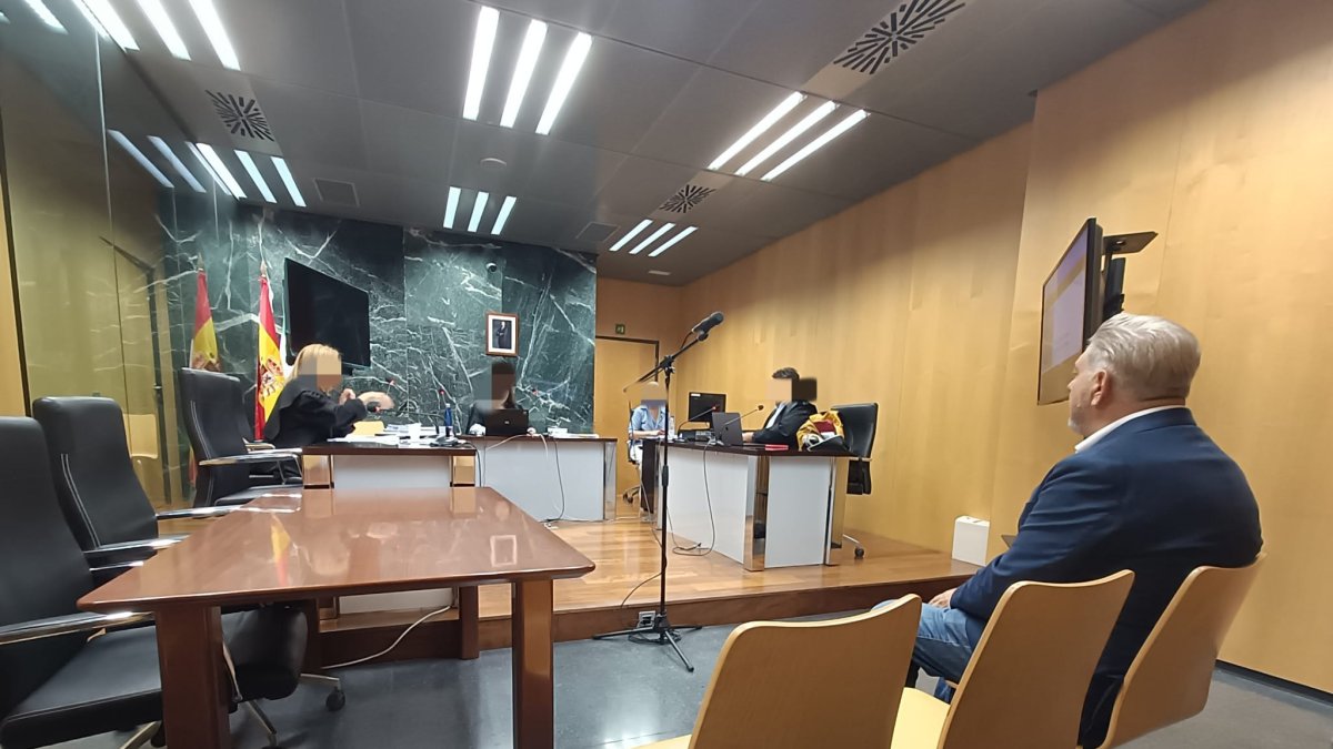 El exconcejal de Cultura Diego Cruz en la sala de vistas 14 de los Juzgados de Almería, durante su juicio.