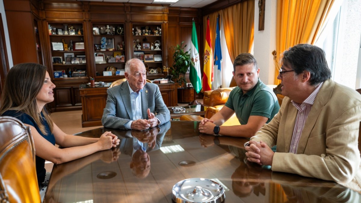Reunión entre el Ayuntamiento de Roquetas de Mar y Endesa.