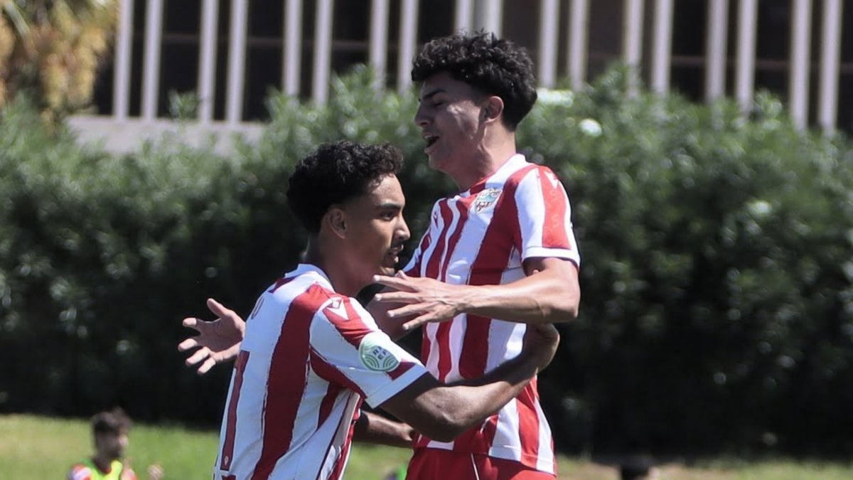 Eldin Bajramovic celebrando su primer gol con el Almería junto a Hou. Sirvió para derrotar al Alhaurino en el Anexo.