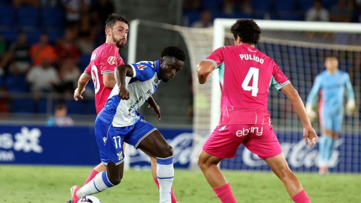 Gomis encarando con determinación en un partido con victoria de prestigio.