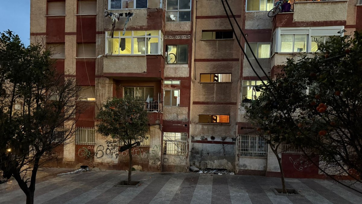 Imagen de las 200 viviendas, donde muchos pisos se han convertido en prostíbulos y puntos de venta de droga.