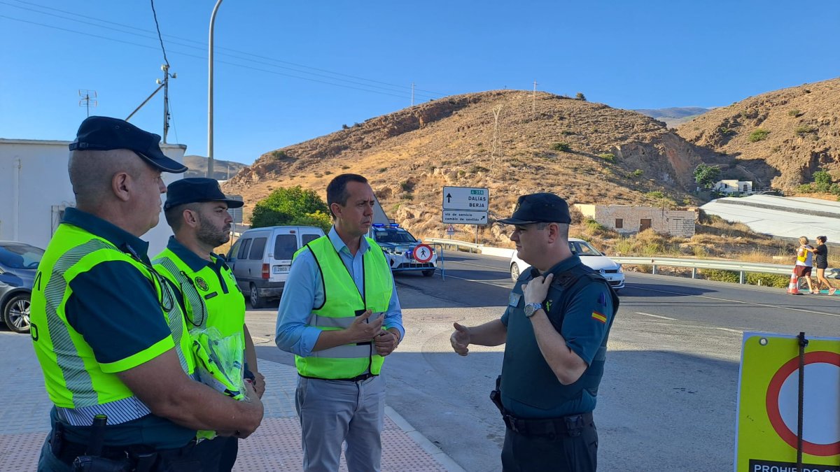 José María Martín durante su visita a Dalías para conocer el dispositivo especial por las fiestas del Cristo de la Luz.