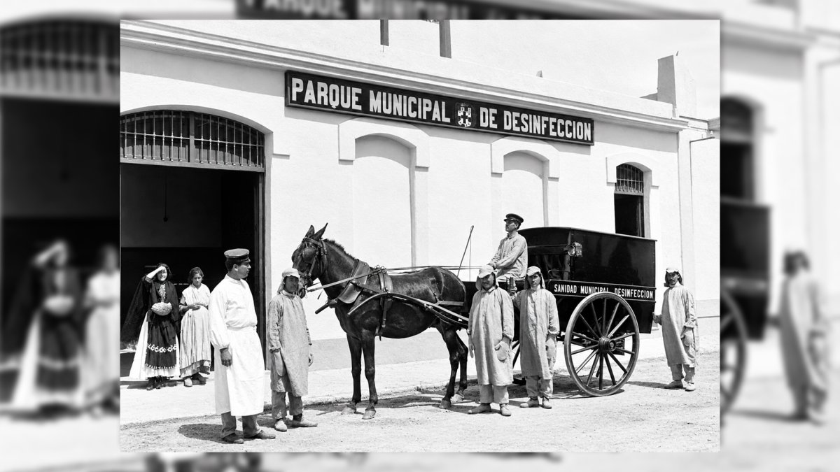 El carruaje negro de desinfección donde se llevaban las ropas de los infectados en las epidemias. En la foto se ve la fachada del parque, en la actual calle Alcalde Muñoz.