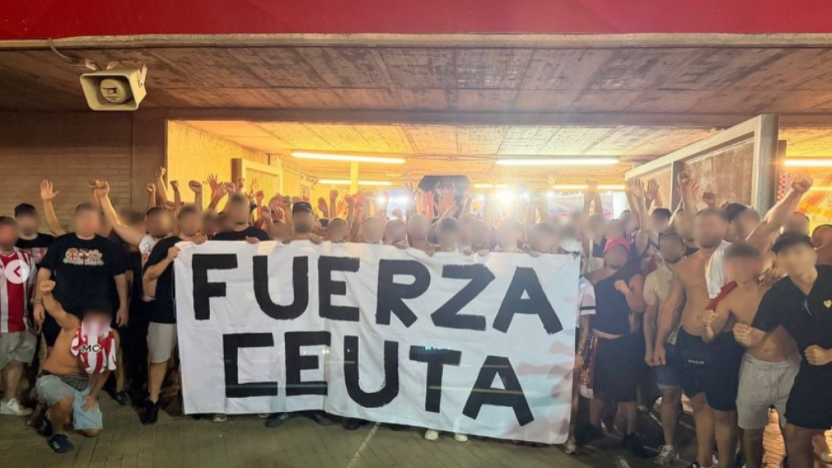 Miembros de la Grada Joven, con la pancarta que no pudieron introducir en el estadio para el Almería - Cádiz.