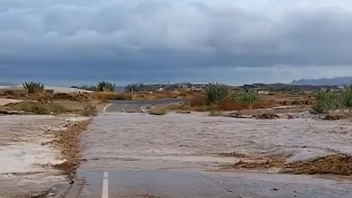 Carretera cortada en Cuevas del Almanzora entre las pedanías de Las Herrerías y Villaricos.