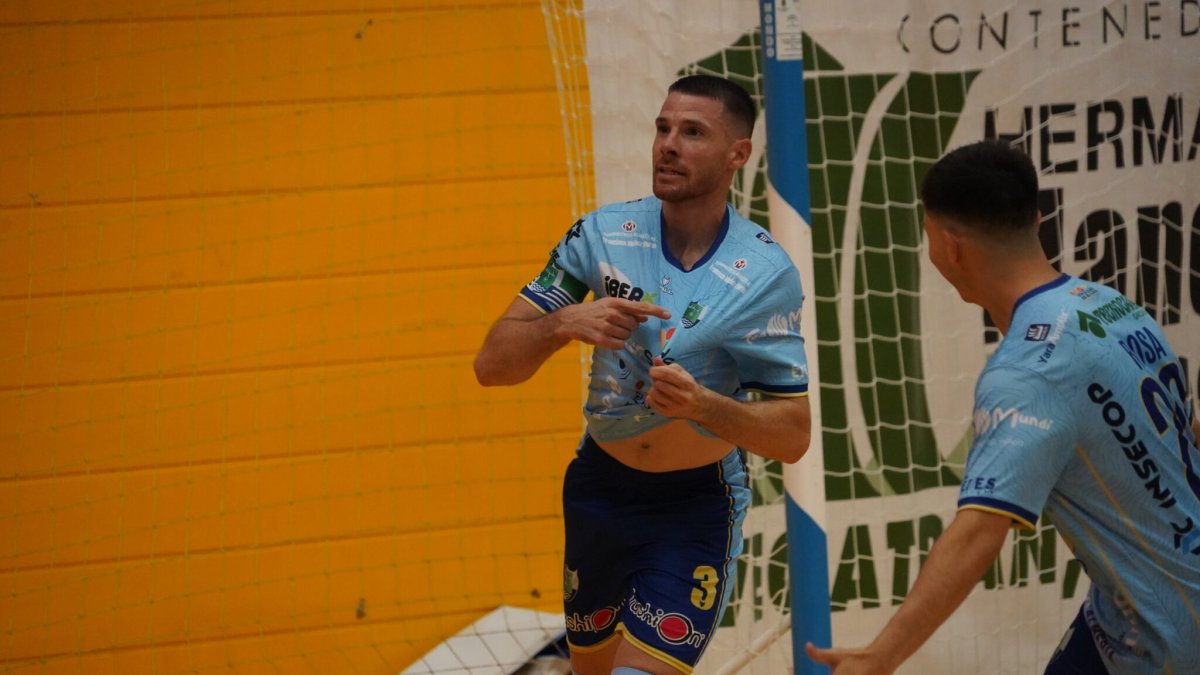 Josete, el capitán, celebrando un gol ante el Córdoba.