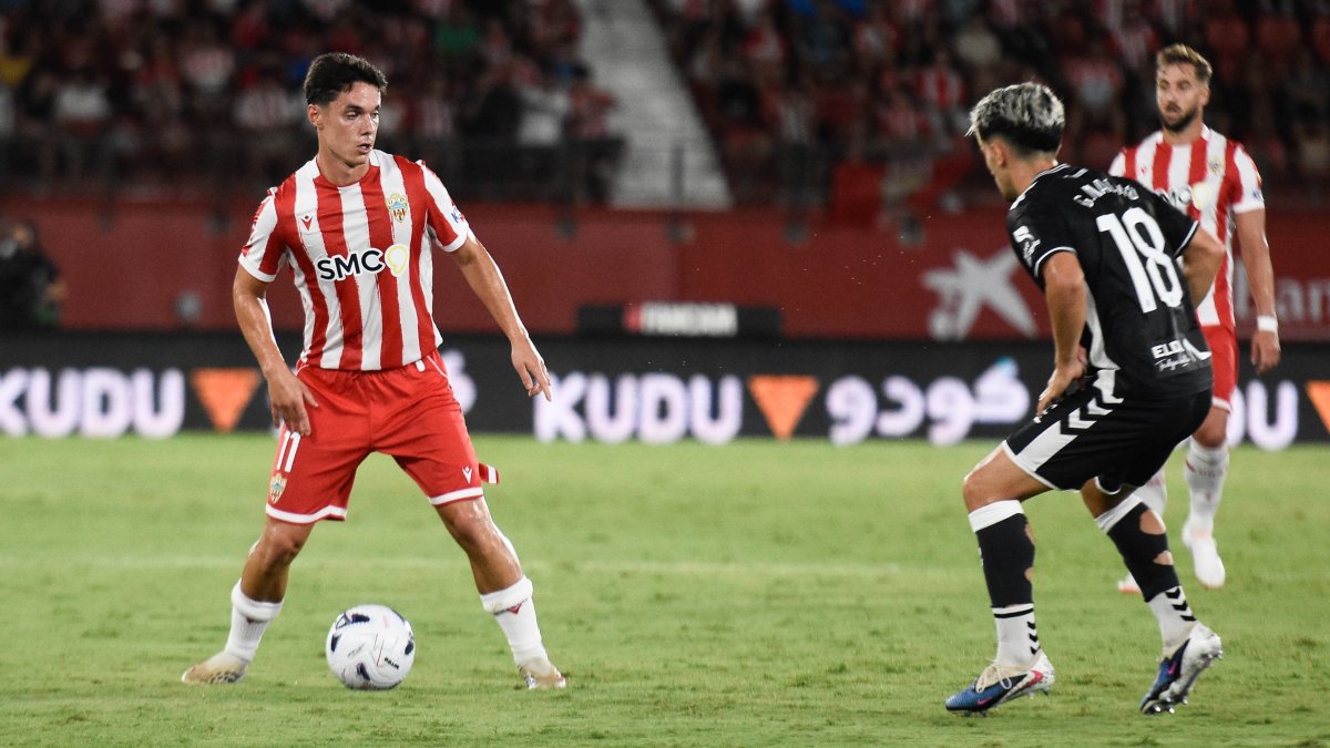 Sergio Arribas puede volver al once inicial del Almería más de un mes después para enfrentarse al Celta Fortuna.