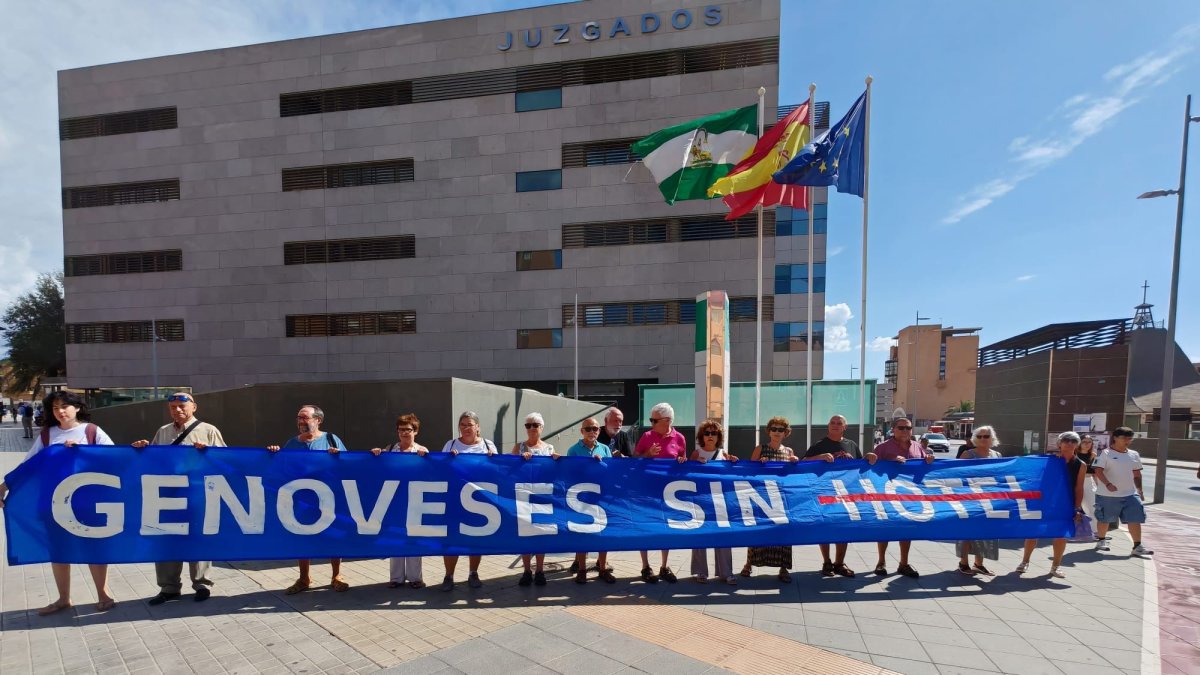 Miembros de la plataforma 'Genoveses sin hotel' y de asociaciones ecologistas se concentran frente a la Ciudad de la Justicia.