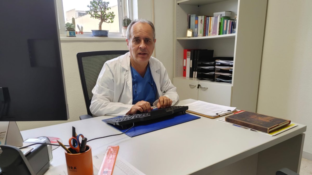 Francisco Laynez lleva 20 años al frente de la única consulta pública en Andalucía para pacientes con sensibilidad química múltiple.