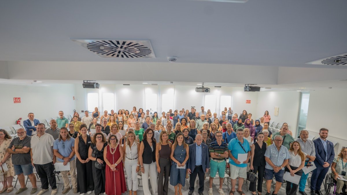 Foto de familia con el alcalde en la entrega de las ayudas económicas