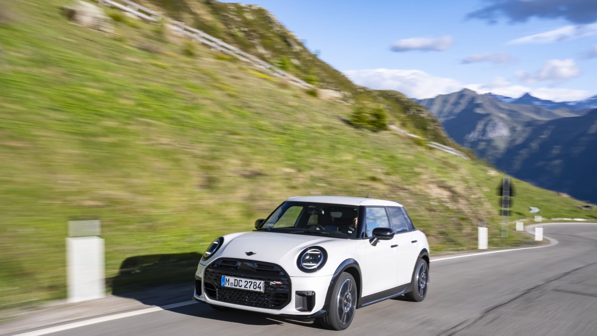 Con cinco puertas, cinco plazas y un maletero de uso flexible, el MINI Cooper S de cinco puertas sigue siendo ágil.